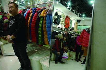 春節(jié)新裝打飛的入青 商街買新衣一千塊錢從頭換到腳